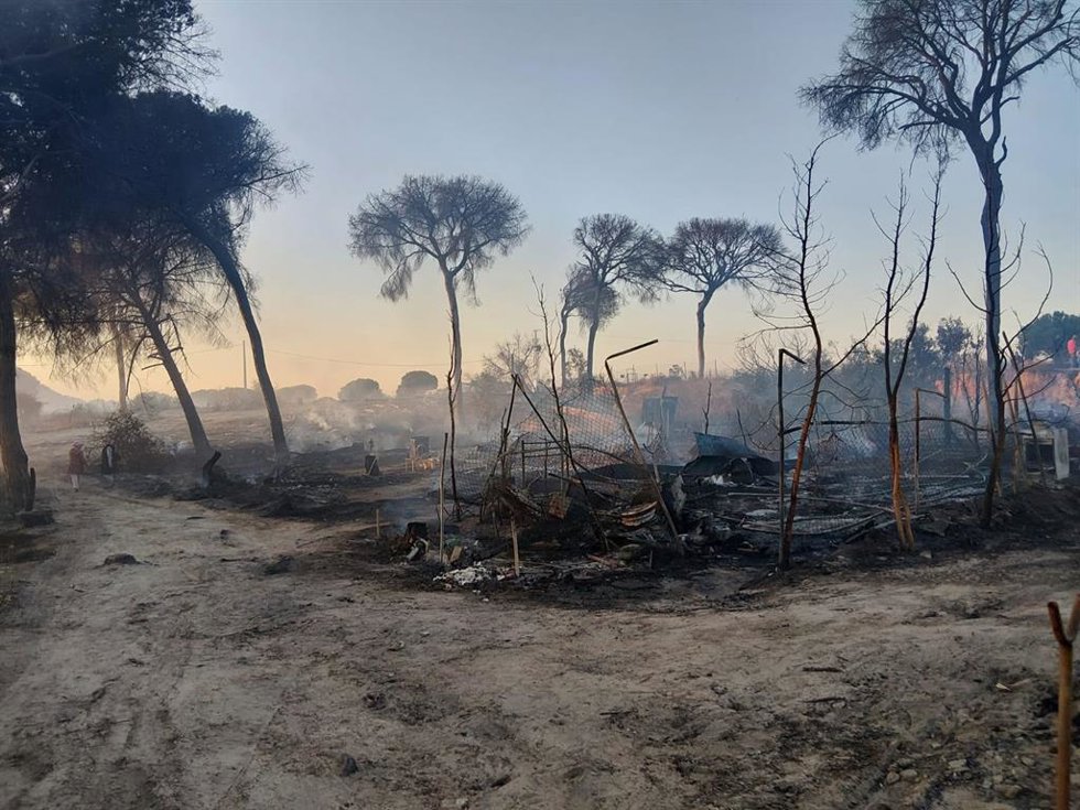 Un incendio calcina 50 chabolas en un asentamiento de Lucena del Puerto (Huelva).