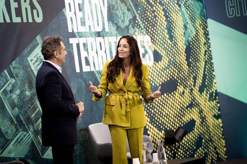Los concejales delegados de Innovación y de Derechos Sociales, Alicia Izquierdo y Francisco Cantos, en la presentación de una nuva 'app'.