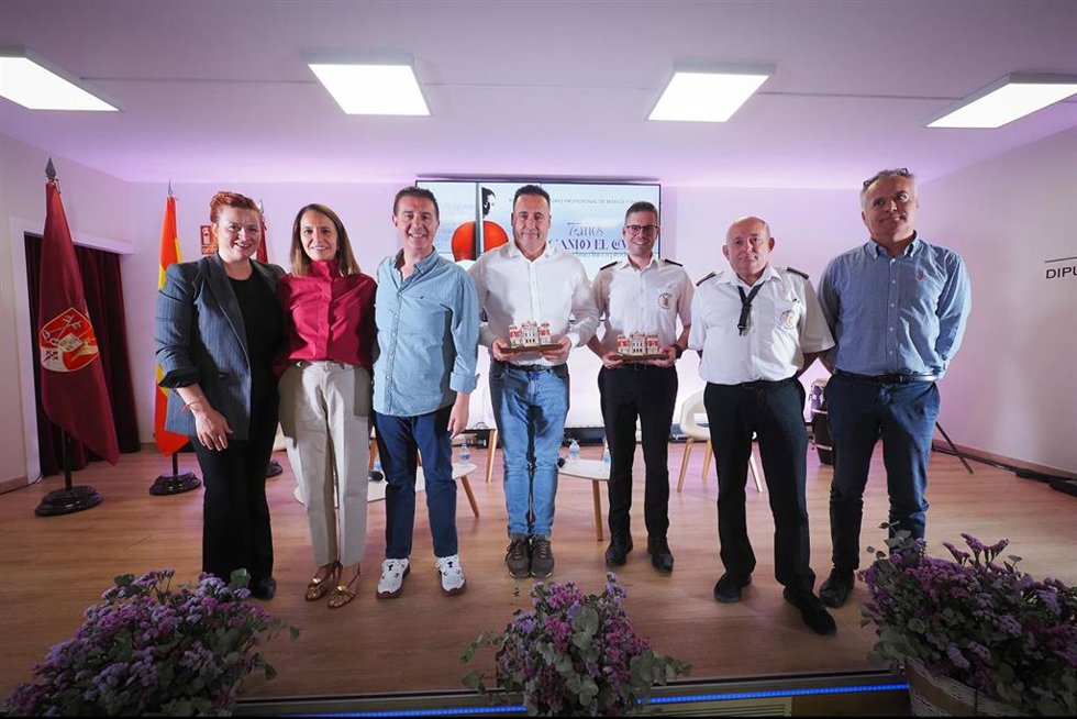 Presentación de Alcaraz y su banda musical.