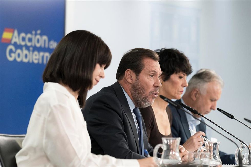 El ministro de Transportes y Movilidad Sostenible, Óscar Puente; la ministra de Inclusión; Seguridad Social y Migraciones y portavoz del Gobierno, Elma Saiz, en La Moncloa.