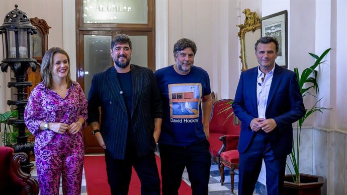 El alcalde de Cádiz y la concejala de Fiestas con Antonio Orozco, pregonero del Carnaval 2027, y Pepe Baena, autor del cartel del Carnaval 2027.
