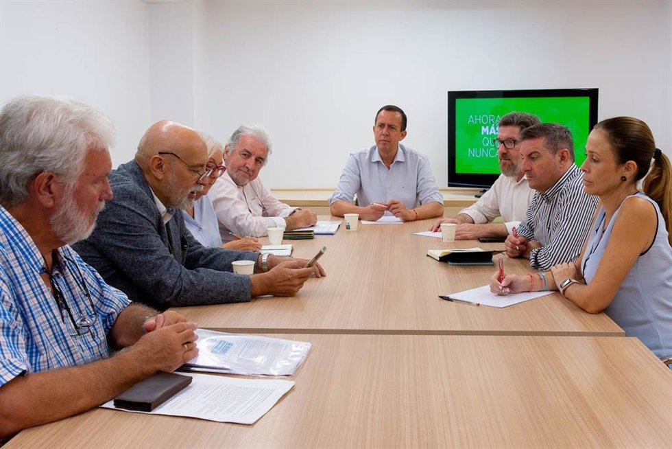 El secretario general del PSOE de Almería, José María Martín, durante la reunión mantenida con representantes de la plataforma de afectados por el incendio de Los Gallardos y Bédar.