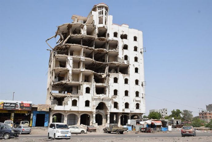 Archivo - ADEN, Aug. 19, 2025  -- A building destroyed in conflicts between Yemen's government forces and the Houthi group is seen on the outskirts of Aden, Yemen, Aug. 11, 2025.   As the World Humanitarian Day is marked across countries on Tuesday, the M