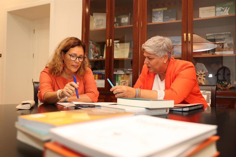 La Comisionada de Transparencia y Acceso a la Información Pública, Noelia García, presenta a la presidenta del Parlamento, Astrid Pérez, el proyecto de presupuesto del Comisionado de Transparencia para el ejercicio 2027