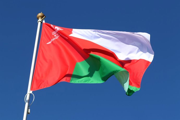 Archivo - Arquivo - 2 de abril de 2026, São Petersburgo, Rússia: A bandeira nacional do Sultanato de Omã, tremulando ao vento em um mastro em São Petersburgo.