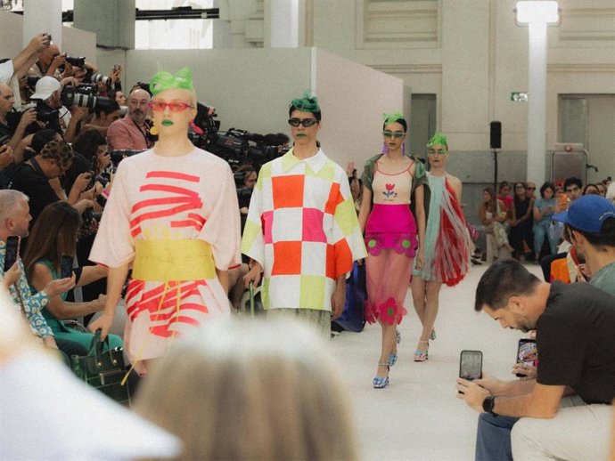 De volúmenes a maxi camisetas en talla 5XL: Ágatha Ruiz de la Prada se atreve con su colección más cómoda