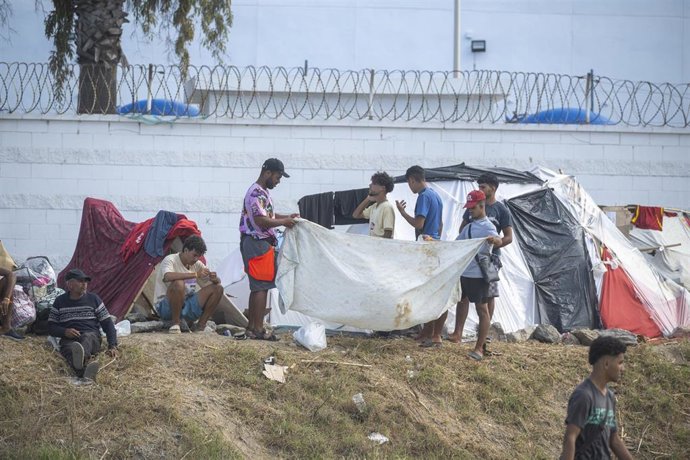 Asentamiento de migrantes en la playa El Trampolín, a 14 de septiembre de 2026, en Ceuta (España)