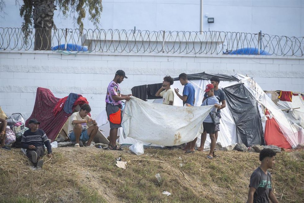 Asentamiento de migrantes en la playa El Trampolín, a 14 de septiembre de 2026, en Ceuta (España)