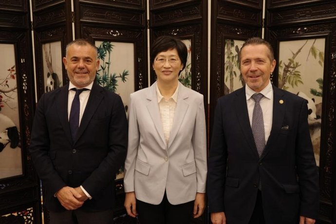 El vicepresident segon i conseller de Presidència, José Díez, en una trobada amb la governadora de la província xinesa de Sichuan, Shi Xiaolin.