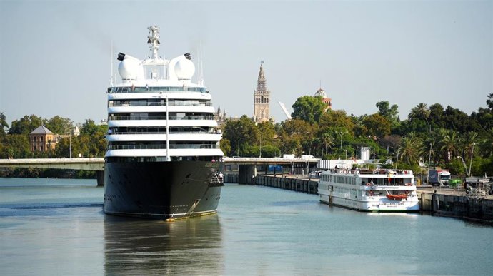 El crucero Scenic Eclipse II abandona la ciudad