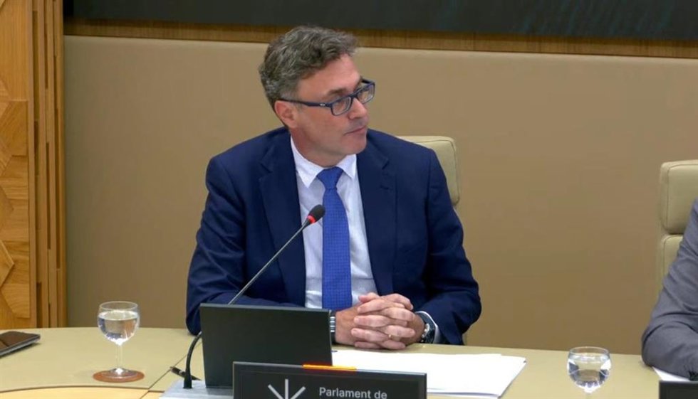 El conseller de Economía, Hacienda e Innovación, Antoni Costa, durante la comisión en el Parlament.
