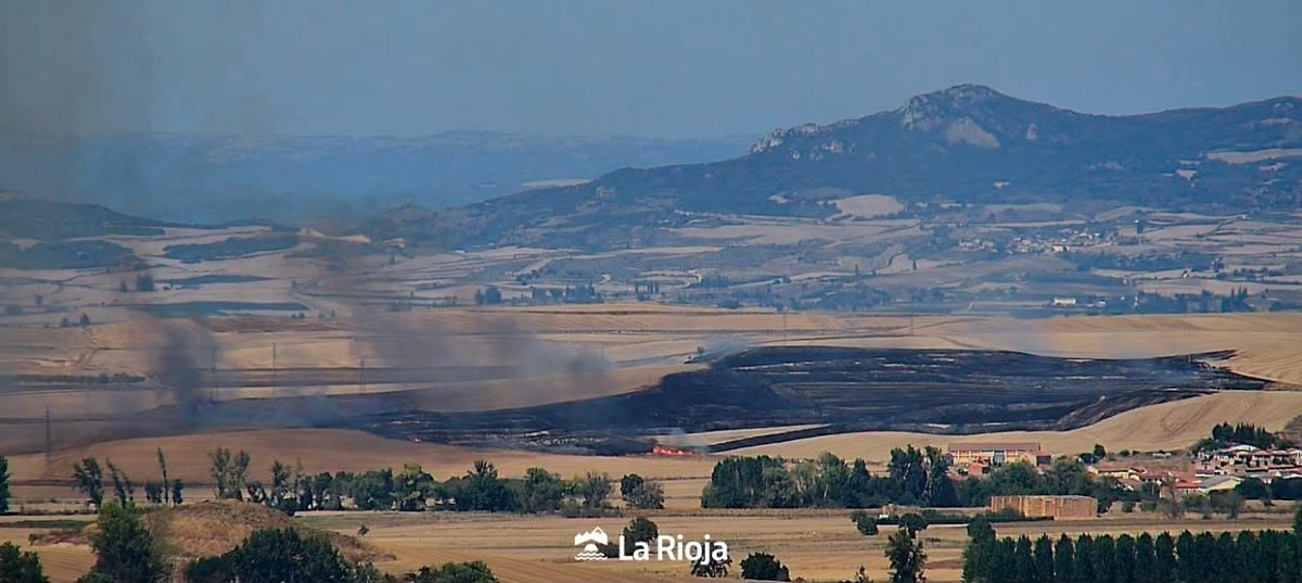 Medio aéreos y terrestres trabajan en la extinción de un incendio agrícola en Villalobar
