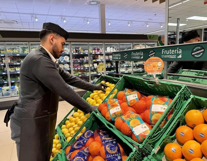 Archivo - Un trabajador en un supermercado de la cadena Masymas, en una imagen de archivo.