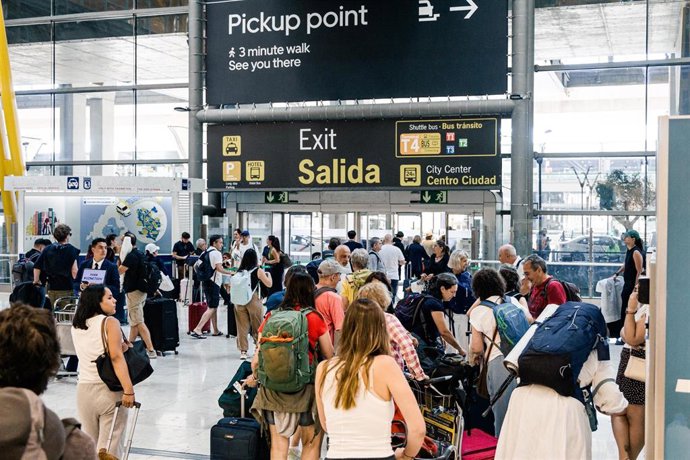Archivo.- Decenas de personas transitan por la T4 del Aeropuerto Adolfo Suárez Madrid-Barajas