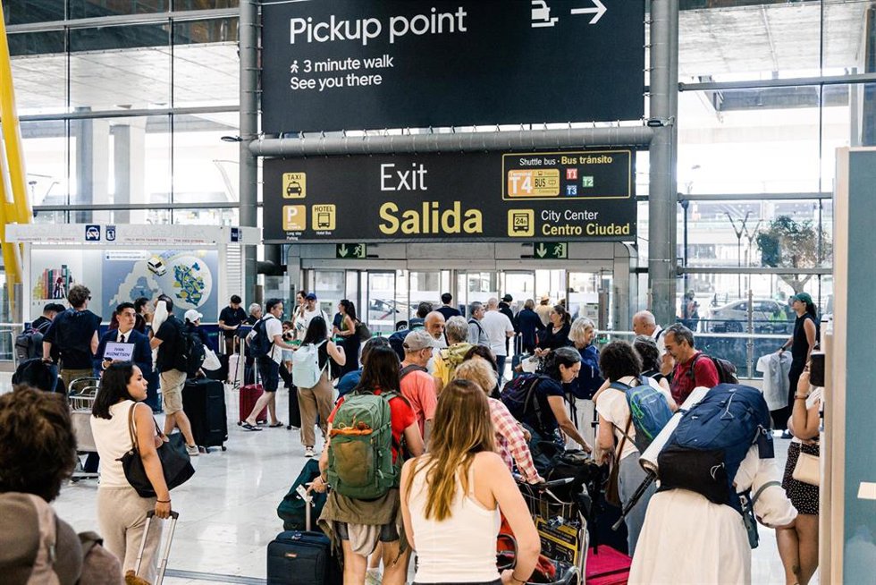 Archivo.- Decenas de personas transitan por la T4 del Aeropuerto Adolfo Suárez Madrid-Barajas