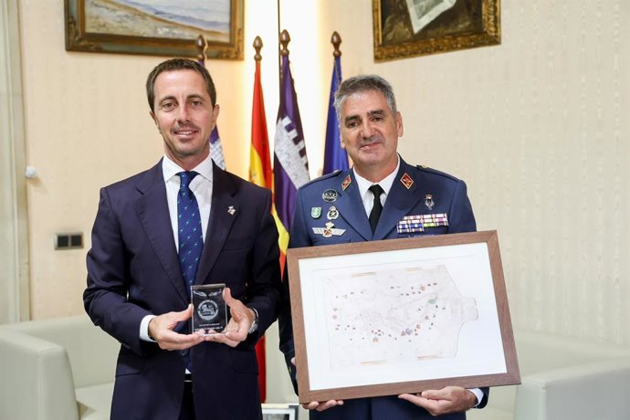 Galmés agradece al coronel Carlos de Montemayor su labor al frente de la base aérea de Son Sant Joan.