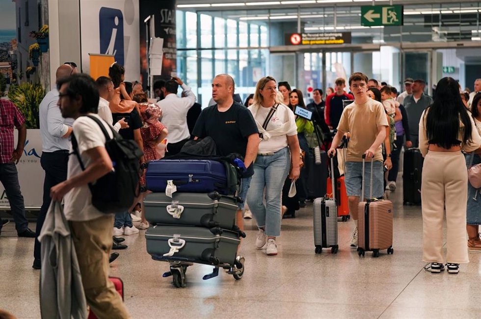 Archivo - Turistas a su llegada al aeropuerto de Málaga-Costa del Sol.