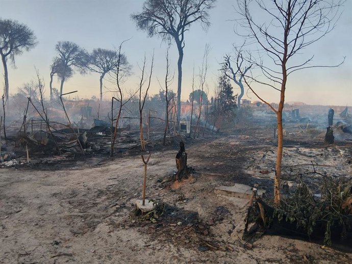 Imagen del incendio en un asentamiento de Lucena del Puerto.