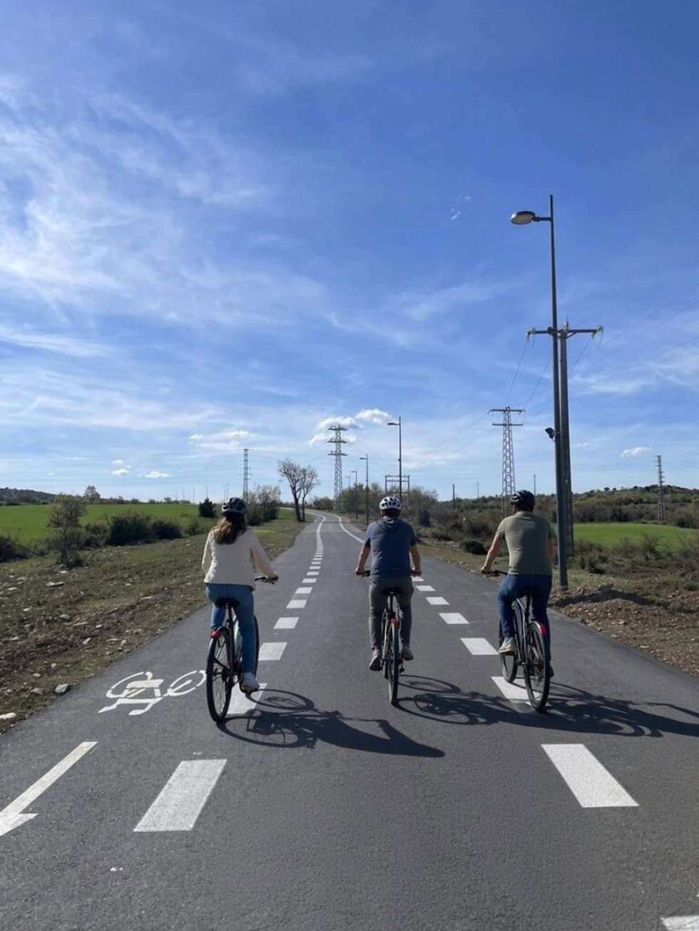 Bicicarril hacia un polígono industrial