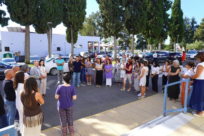Minuto de silencio en la Universidad de Huelva por el asesinato de una estudiante en México.