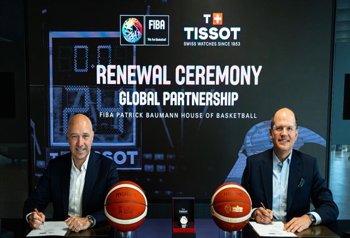 El CEO de Tissot, Sylvain Dolla, y el secretario general de FIBA, Andreas Zagklis, firman el acuerdo de renovación de la marca relojera suiza como cronometrador oficial del máximo organismo del baloncesto mundial.