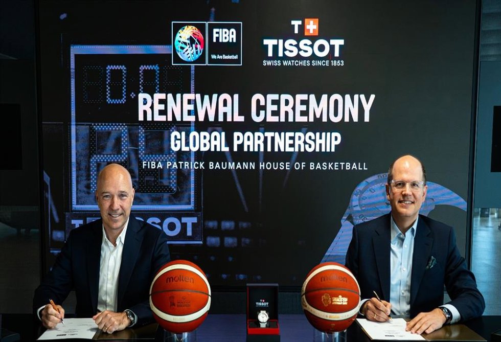 El CEO de Tissot, Sylvain Dolla, y el secretario general de FIBA, Andreas Zagklis, firman el acuerdo de renovación de la marca relojera suiza como cronometrador oficial del máximo organismo del baloncesto mundial.
