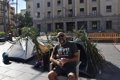 Vecinos de Ceuta llevan las chozas del Trampolín a la Delegación del Gobierno en una "performance" reivindicativa