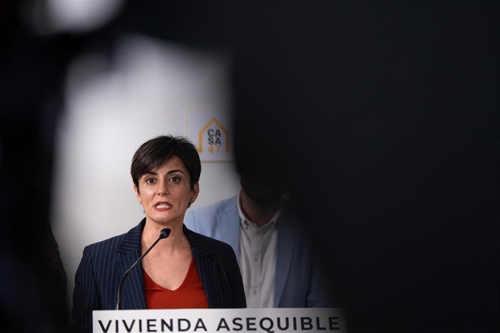 Archivo - La ministra de Vivienda y Agenda Urbana, Isabel Rodríguez, interviene durante una visita a viviendas públicas propiedad de CASA 47. ARCHIVO. 