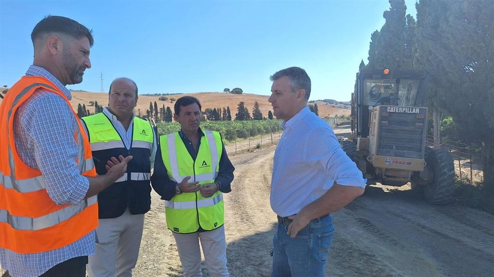 Javier Ros y Óscar Curtido con el alcalde de Jimena visitando las obras que se acomete en vías pecuarias y caminos forestales del municipio.