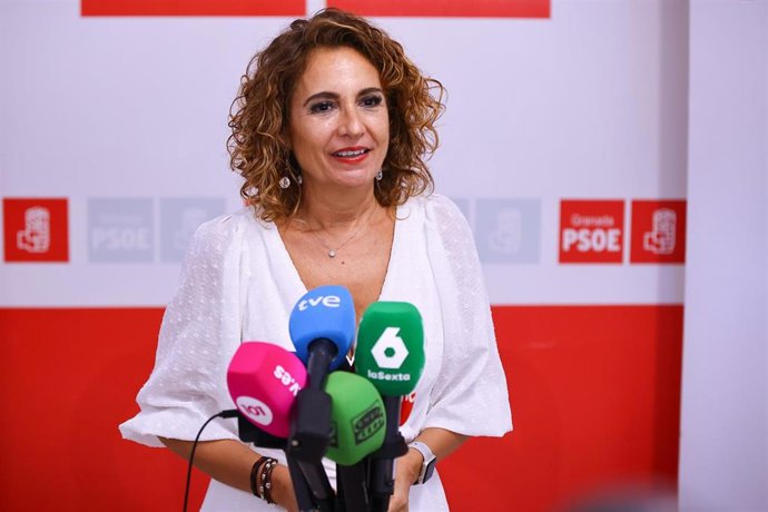La secretaria general del PSOE-A, María Jesús Montero, atiende a los medios en Granada.