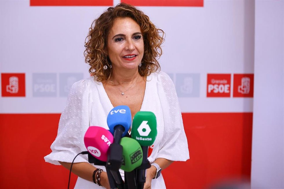 La secretaria general del PSOE-A, María Jesús Montero, atiende a los medios en Granada.