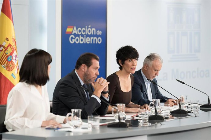 Archivo - La ministra de Ciencia, Diana Morant; el ministro de Transportes, Óscar Puente; la ministra de Inclusión, Elma Saiz, y el ministro de Política Territorial, Ángel Víctor Torres, tras el Consejo de Ministros del 15 de septiembre.