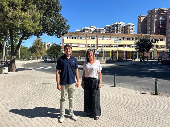 La portavoz del grupo municipal del PSOE en el Ayuntamiento de Zaragoza, Lola Ranera, y el concejal del PSOE, Guillermo Ortiz