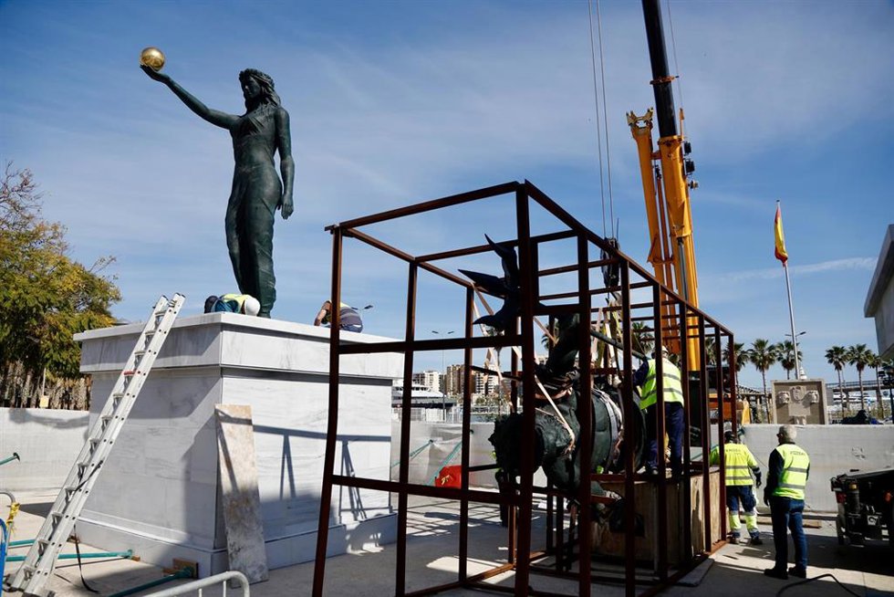 Archivo - Imagen de archivo del momento de la instalación de las polémicas esculturas gigantes de Neptuno y Venus en el puerto de Málaga.