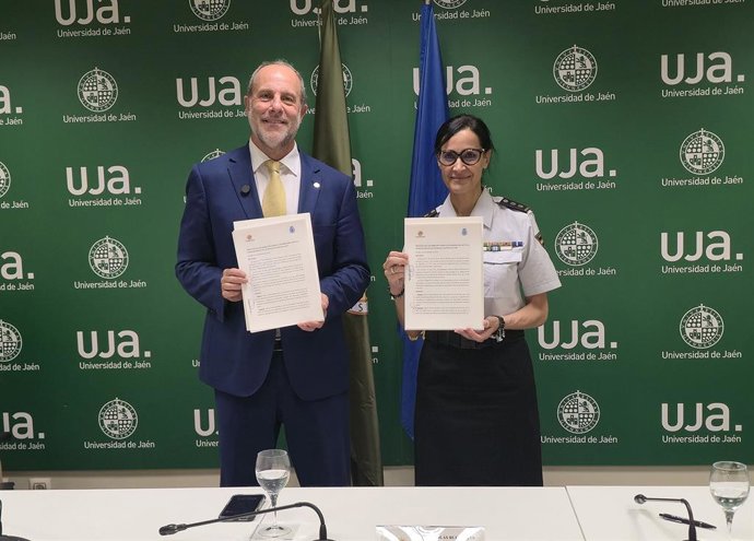 Nicolás Ruiz y Layla Dris, tras la firma del convenio.