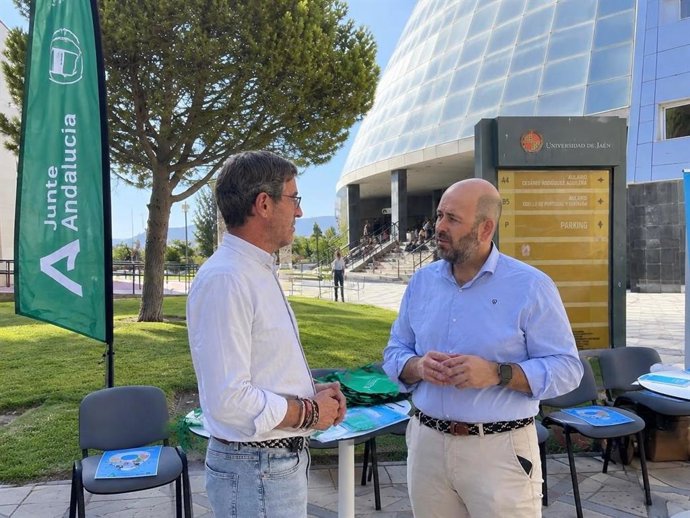 Miguel Contreras y Sergio López en una mesa informativa sobre transporte público y movilidad.