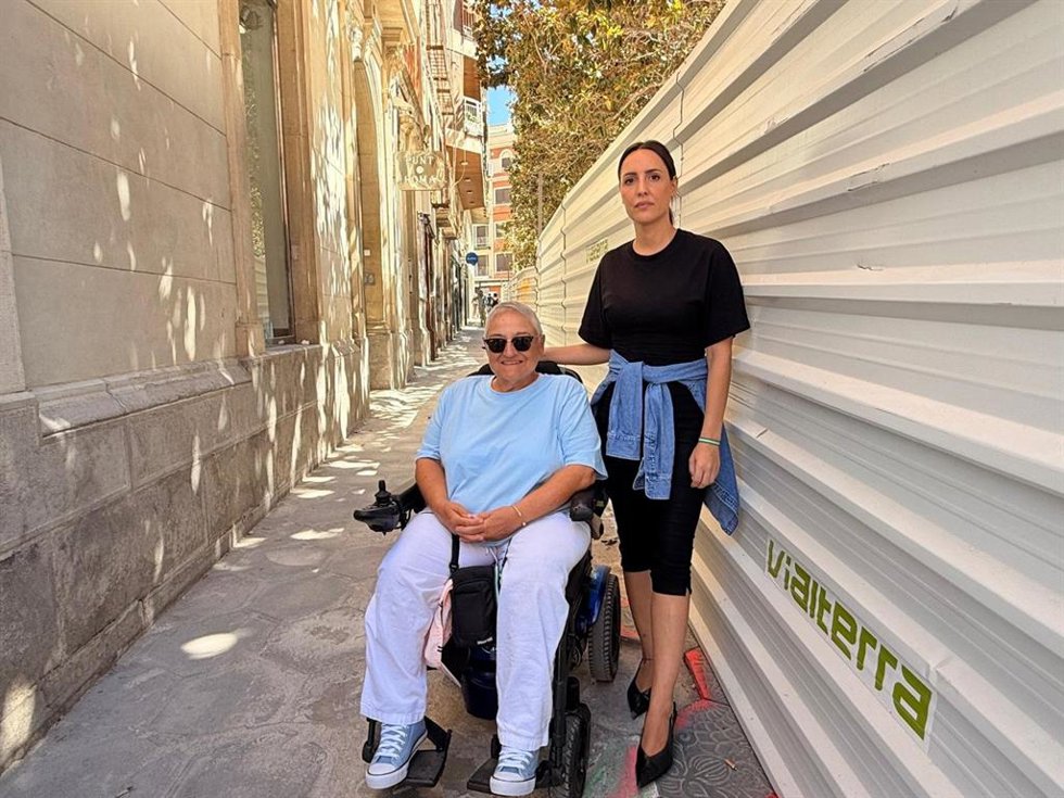 La concejala Elena Araque (d), junto a una persona en silla de ruedas, en el entorno de las obras.