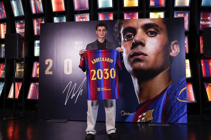 Hamza Abdelkarim en el acto de renovación de su contrato con el FC Barcelona hasta 2030