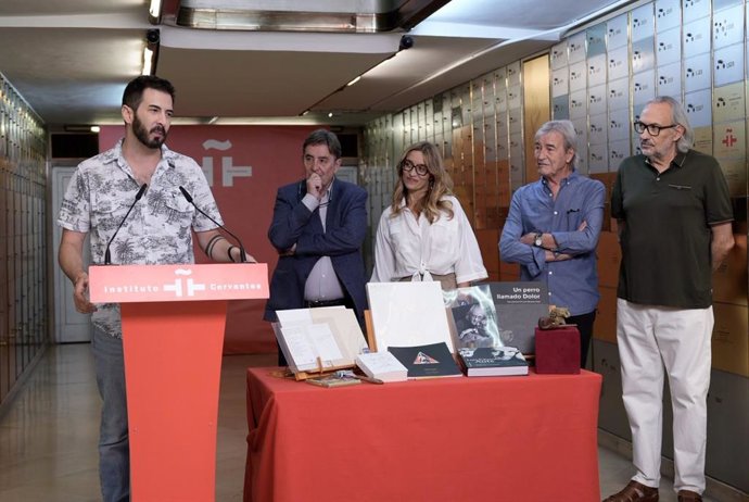 De izda. A dcha.: El hijo del homenajeado, Miguel Aute; el director del Instituto Cervantes, Luis García Montero; la editora Palmira Márquez; el músico Luis Mendo, y el gestor cultural y escritor Miguel Munarriz.