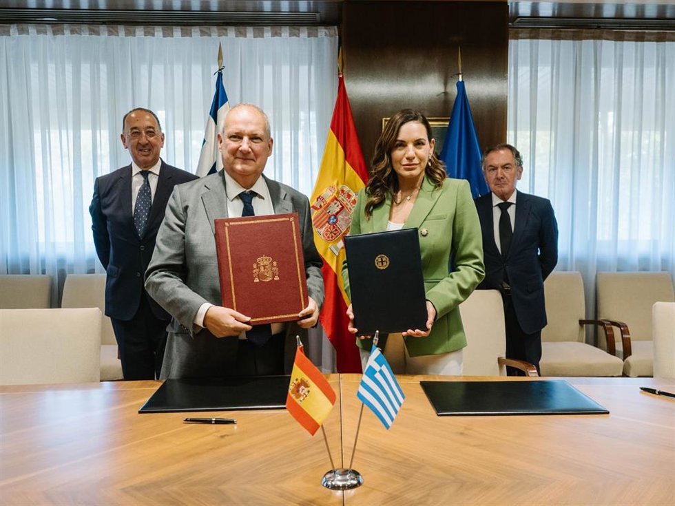 El ministro de Industria y Turismo, Jordi Hereu, ha firmado junto con su homóloga griega, Olga Kefalogianni, un memorando de entendimiento (MoU) para reforzar la cooperación bilateral en el ámbito del turismo entre ambos países.