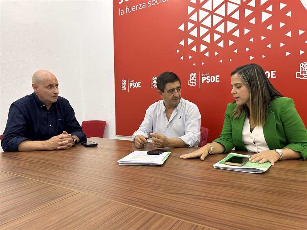 José Luis Hidalgo, Francisco Reyes y Ángeles Díaz analizan la situación de la cantera de Jódar.