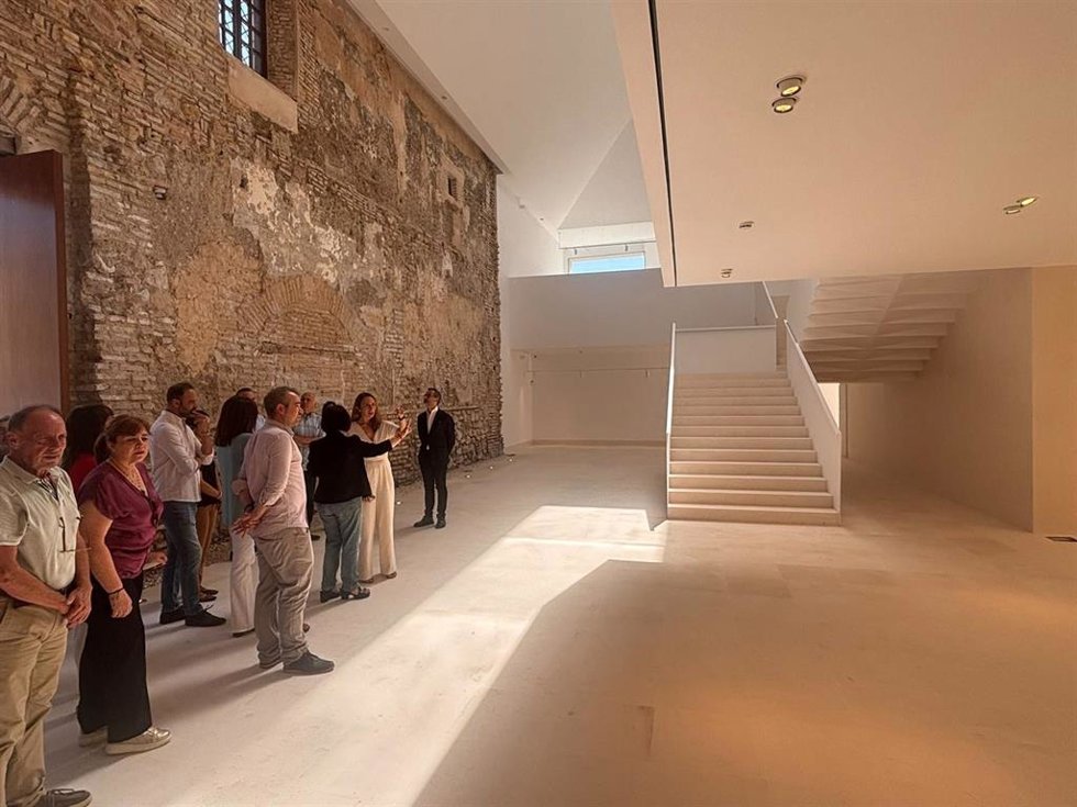 La directora general de Agenda Urbana y Arquitectura del Ministerio de Vivienda y Agenda Urbana, María Teresa Verdú, junto a otros cargos públicos, visitan la antigua cárcel de Marchena tras su rehabilitación