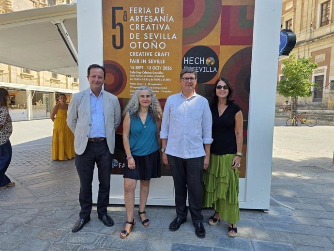 Pimentel, en el centro, en la inauguración de la Feria de Artesanía Creativa 'Hecho en Sevilla', junto a la Catedral y el Archivo de Indias