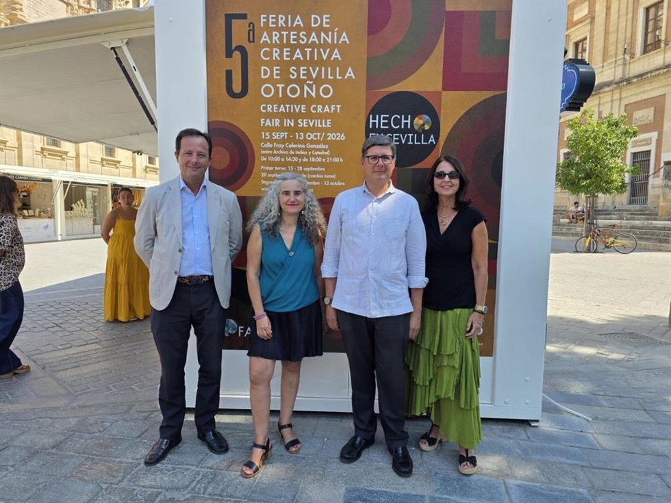 Pimentel, en el centro, en la inauguración de la Feria de Artesanía Creativa 'Hecho en Sevilla', junto a la Catedral y el Archivo de Indias