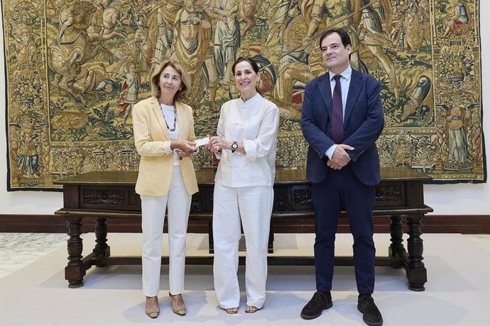 La presidenta del Parlamento Vasco, Bakartxo Tejeria, se ha reunido esta mañana con la fiscal superior del País Vasco, Carmen Adán del Río, para recibir la Memoria Anual de la Fiscalía