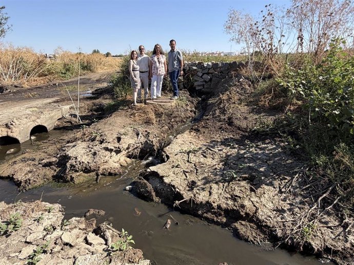 La parlamentaria de Por Andalucía, Rosa María Rodríguez, junto al coordinador provincial de IU Córdoba, Sebastián Pérez, y el coordinador comarcal de IU Los Pedroches, Miguel Calero, en distintos puntos de Los Pedroches.