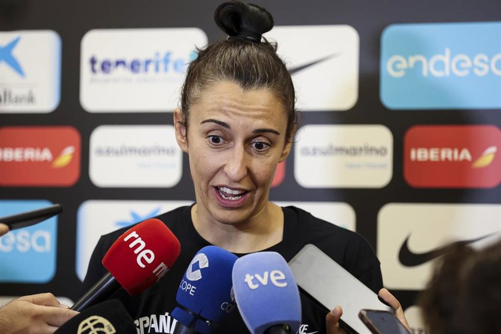 Archivo - La capitana de la selección femenina española, Alba Torrens, atendiendo a los medios de comunicación.