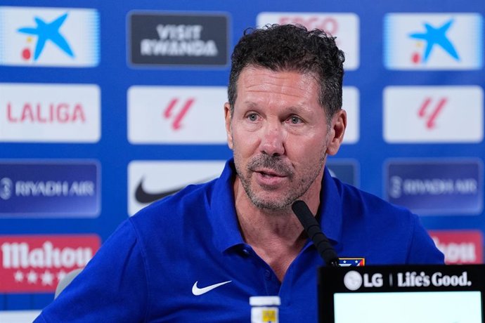 Diego Pablo Simeone, técnico do Atlético de Madrid, participa de sua coletiva de imprensa durante um treino do Atlético de Madrid, antes da partida da Liga Espanhola (LaLiga EA Sports) contra o Sevilla FC, na Cidade Desportiva Wanda Atlético de Madrid, em