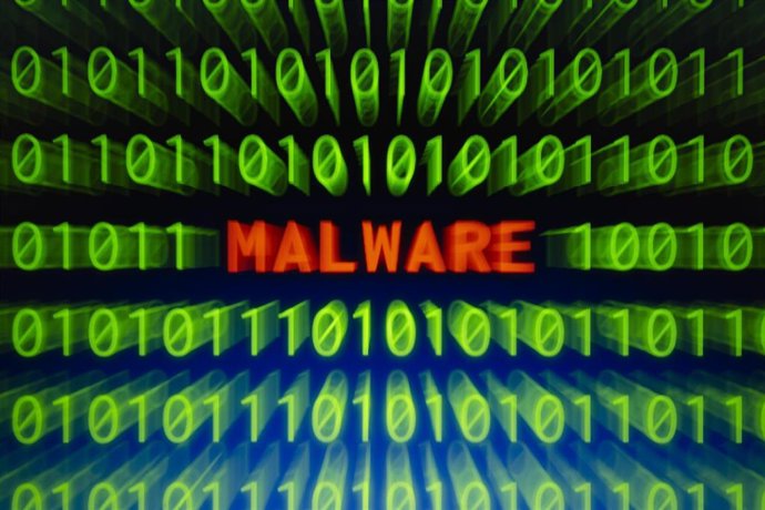 Archivo -  La palabra 'mallware' y dígitos de código binario mostrados en una pantalla