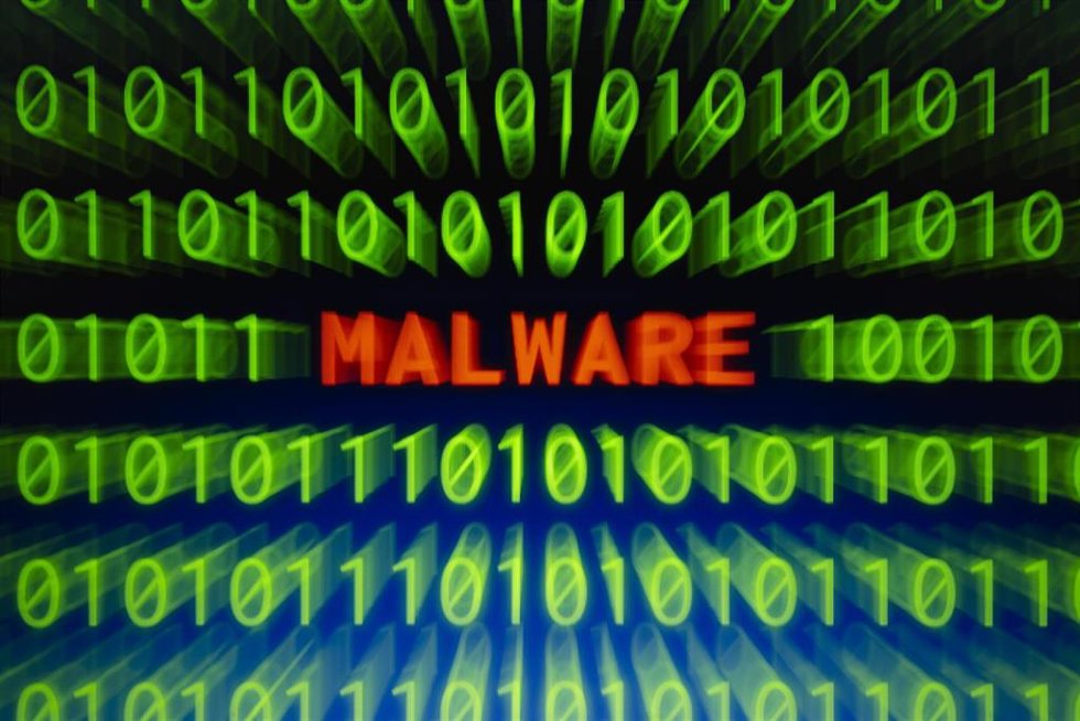 Archivo -  La palabra 'mallware' y dígitos de código binario mostrados en una pantalla